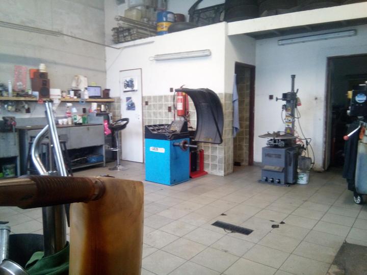 Vyvažovačka a zouvačka pneumatik